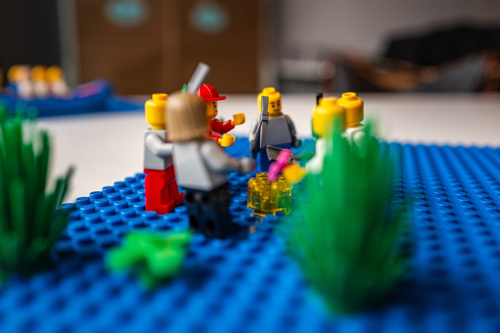 Lego-Figuren auf einer blauen Bauplatte während eines Lego Serious Play Workshops